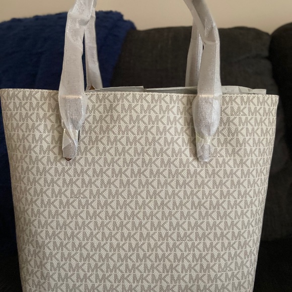 Jet Set Large Logo Pocket Tote Bag - Picture 2 of 3